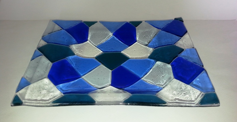Rechthoekige glazen schaal met blauwe vijfhoeken