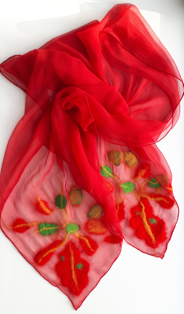 Rode shawl met herfstbladeren