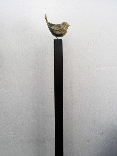 vogeltje op zwarte paal