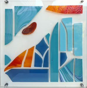 Glas, vaak in combinatie met agaat, lood en staal.
De werken kunnen hangen of in een houder staan.