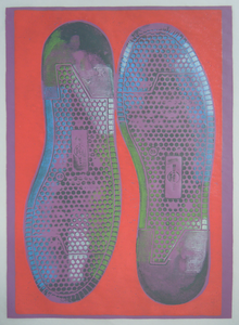 Serie grafiek gedrukt met zolen van gebruikte schoenen.
De eerste 2 lagen zijn een houtdruk met daarop de materiaaldruk van de schoenzolen.

De titel 