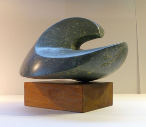 Ietsje Arp maakt stenen beelden zowel figuratief als abstract. Een abstract beeld maken vindt zij het meest spannend; je laten leiden door de vorm en de lijnen die na het hakken ontstaan Inspiratie haalt ze uit de mens en de natuur. Opleiding; vanaf 2008 tot 2019 de zomercursus beeldhouwen op Terschelling bij de Friese Volkshogeschool (Fanny Kiezenberg). Vanaf 2009 beeldhouwles bij Rob Schreefel, Cultuurhuis Wherelant te Purmerend.