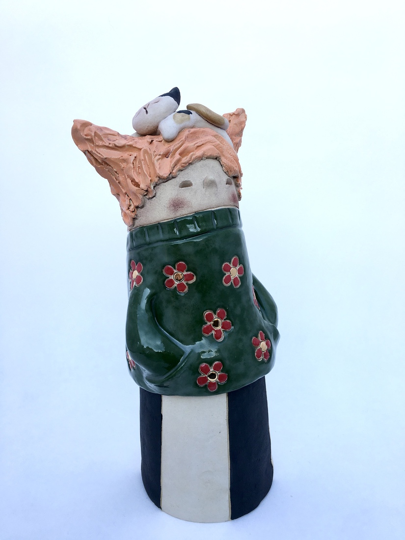 Girl with flowershirt and cat