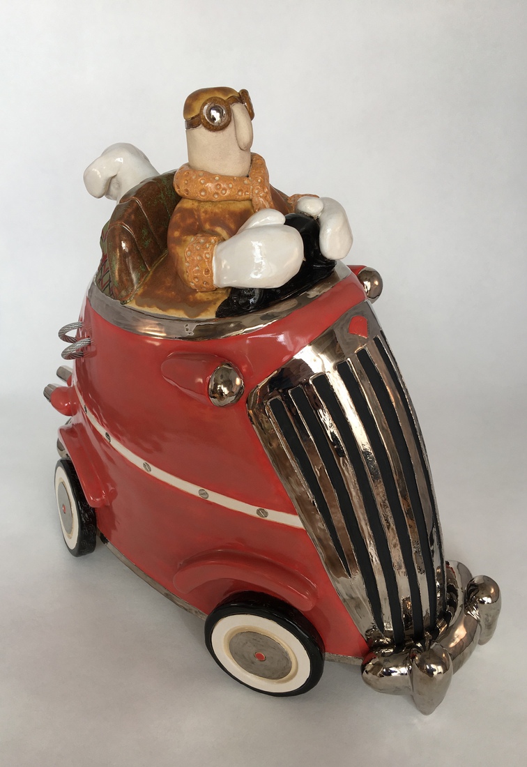 Rode bolide met hond achterin