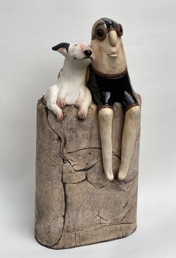 Man op steen met Bullterrier 