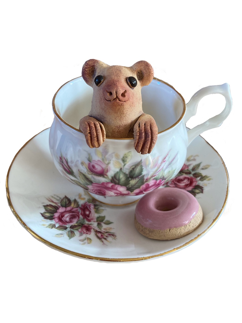 Muis in kopje met roze donut