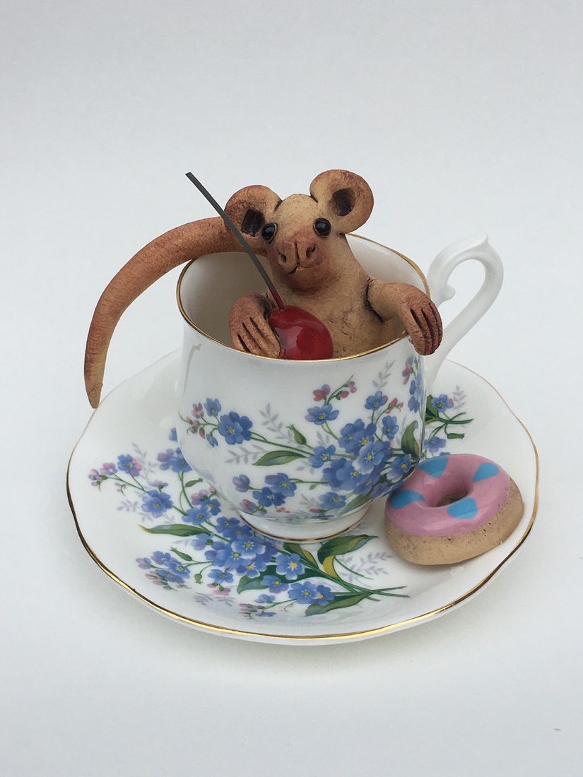 Engels kopje met muisje,besje en roze/blauwe donut