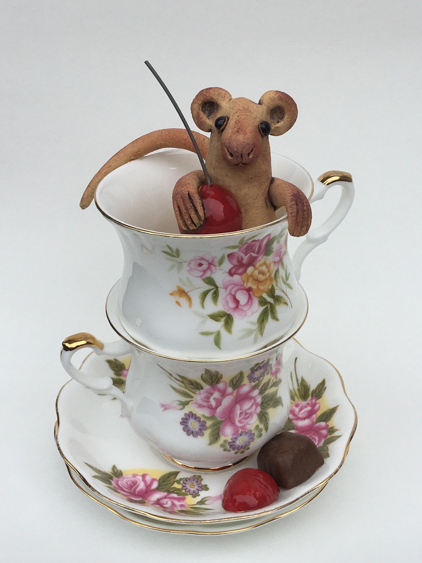 Twee Engelse kopjes met muis en besje