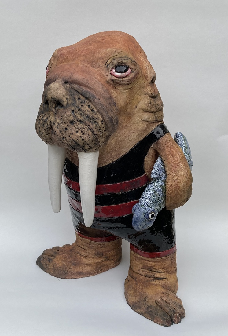 Grote walrus in badpak