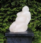 Mijn beelden zijn van verschillende materialen. Ik zoek een steen bij datgene wat ik wil verbeelden. Al werkend zorgt de dialoog tussen steen en mijn idee voor de uiteindelijke vorm.De vormen zijn vaak rond en worden zeer glad gepolijst, waardoor ze voor velen een hoge aaibaarheidsfactor hebben.