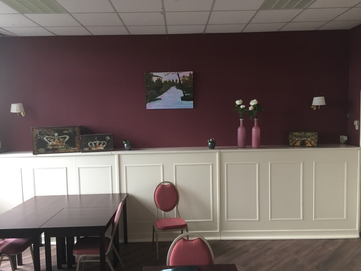 Klein waterweggetje dat roze kleurt