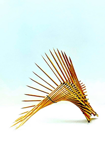 Ruimtelijk werk  van o.a. hout, bamboe, metaal etc.