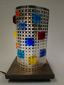 Lichtobject van aluminium, glas, hout en lood