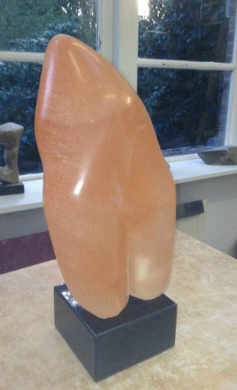 mensfiguur in seleniet op granieten sokkel