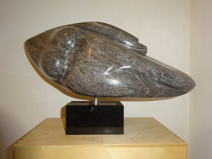 figuur in albast op granieten sokkel