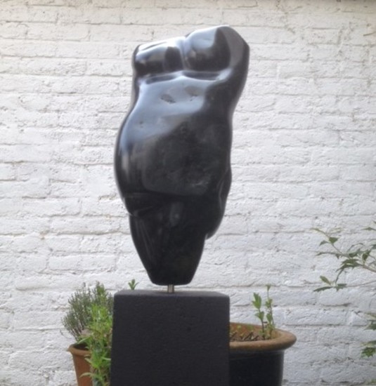 torso in serpentijn op betonnen sokkel