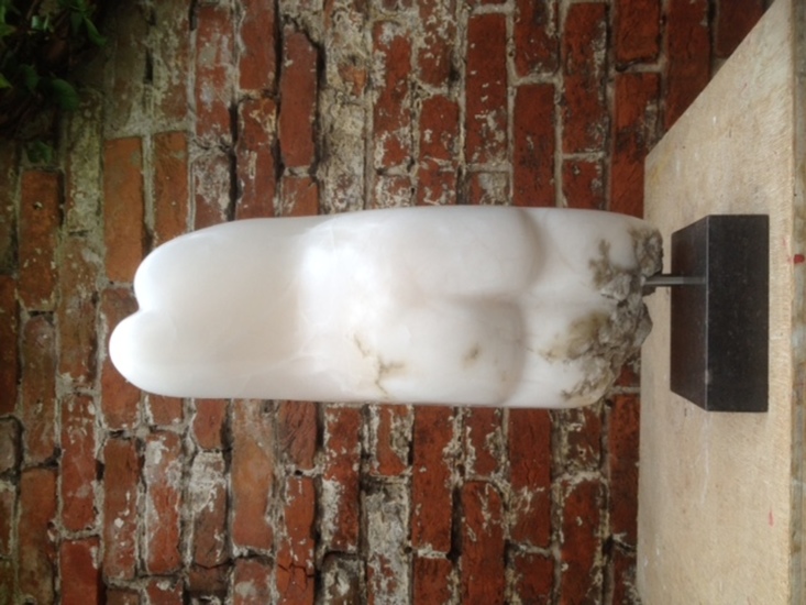 torso in albast op hardstenen sokkel