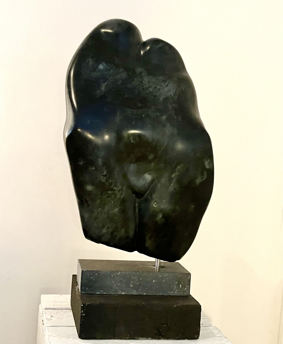 torso in serpentijn op hardstenen sokkel