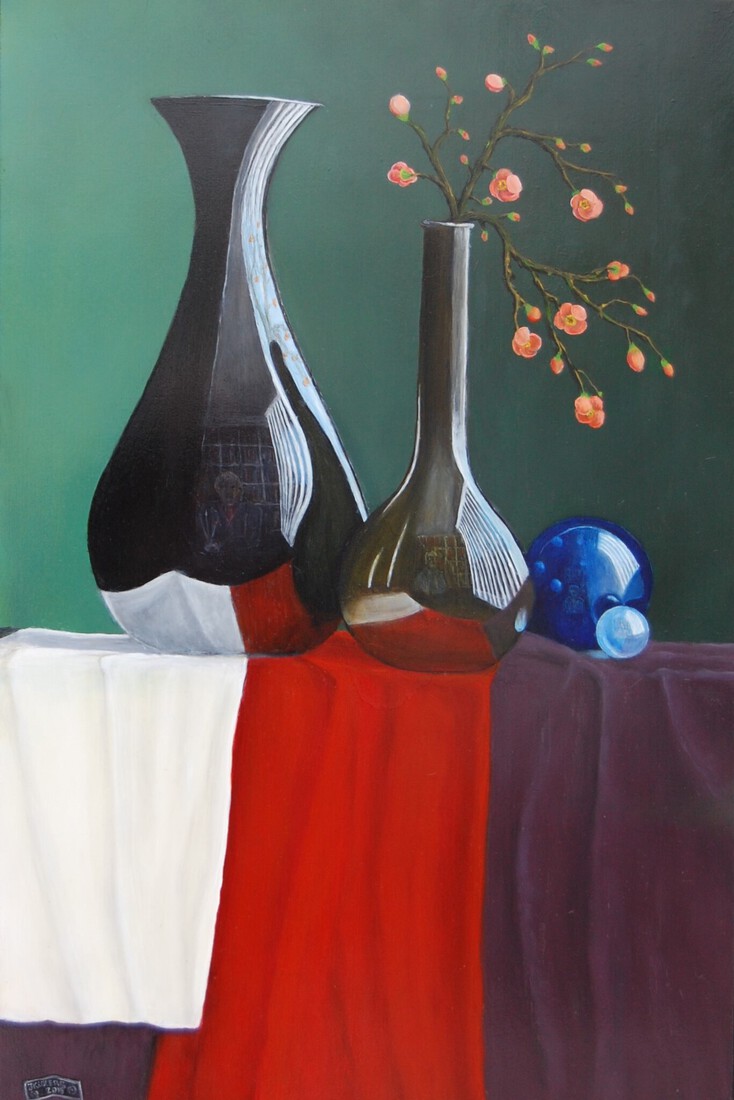 Stilleven met zwarte ,bruine fles en glazen bollen