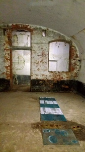 Installatie van gezeefdrukte keramische tegels in Fort Ertbrand in Kapellen