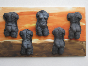 Beelden opgebouwd uit klei, daarna gebakken. torso's en figuren.