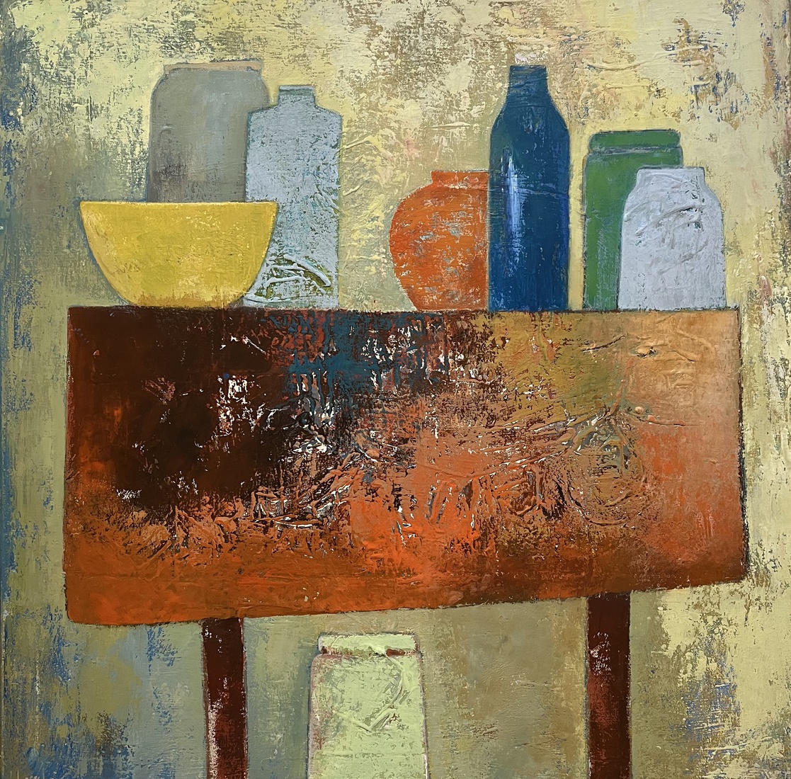 Tafel met oranje pot en gele schaal.