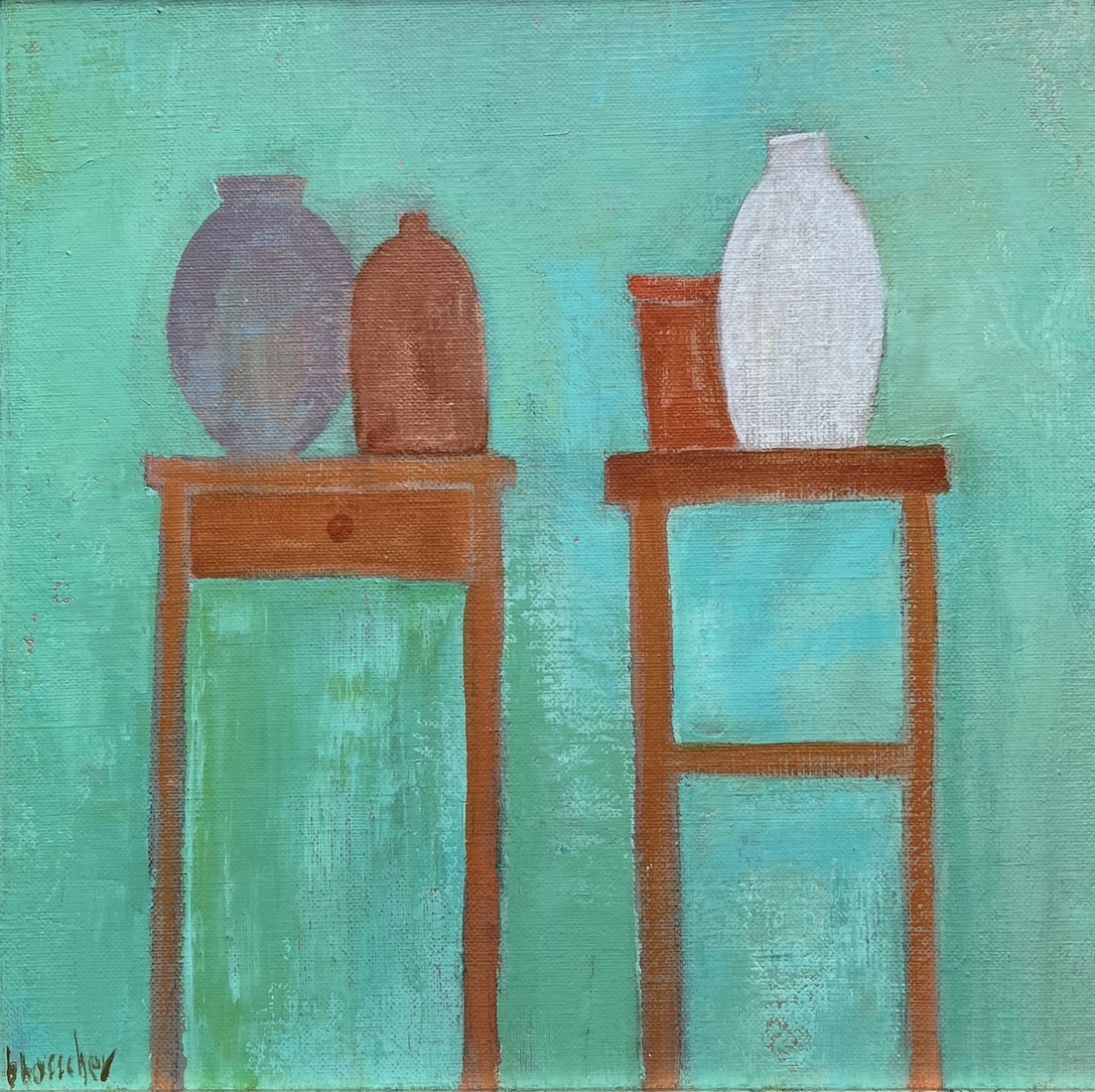 Twee tafeltjes met witte fles.