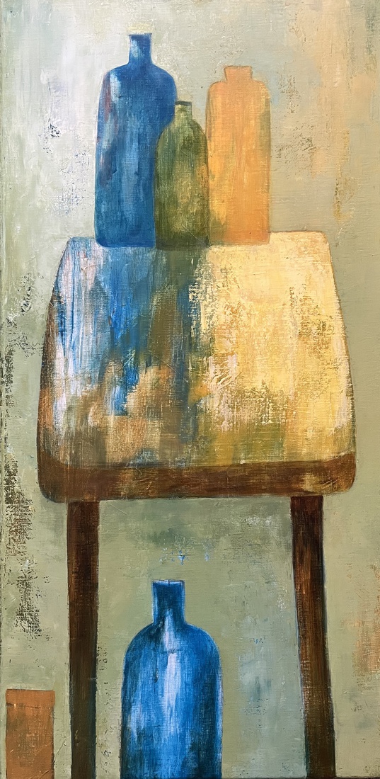 Tafeltje met flessen.