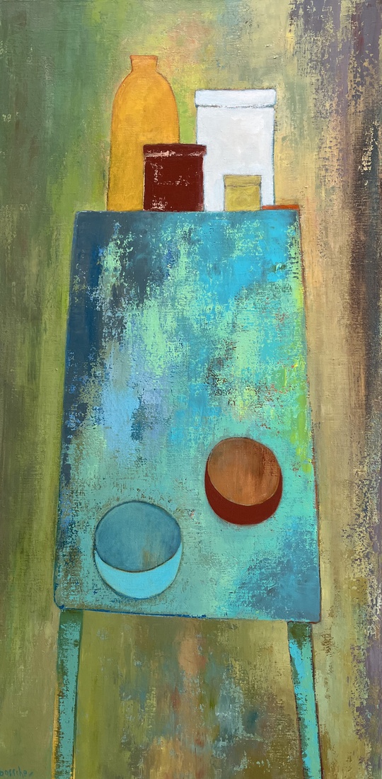 Smalle tafel met oranje fles.