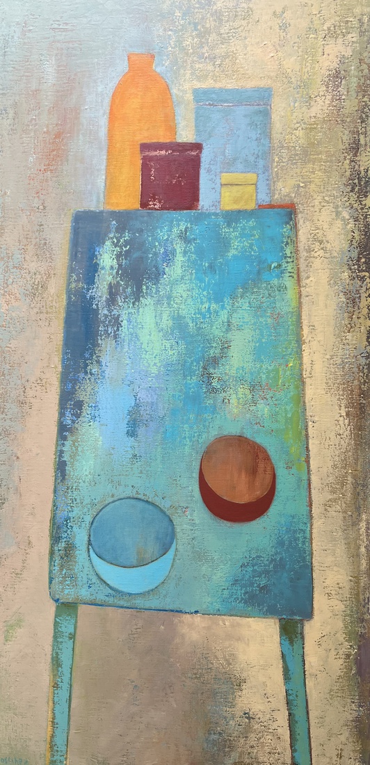 Smalle tafel met oranje fles.