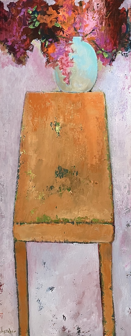 Oranje tafel met vaas.