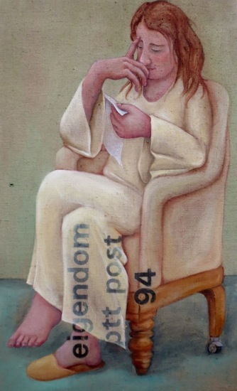Vrouw leest brief in stoel