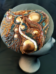 Hoeden. baretten, fascinators voorzien van borduurwerk