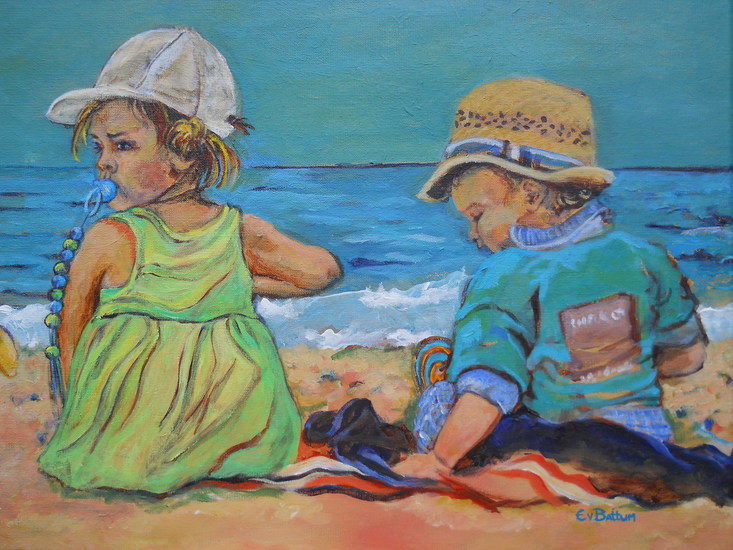Kinderen spelen op het strand