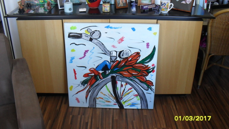 Een fiets met een bos tulpen