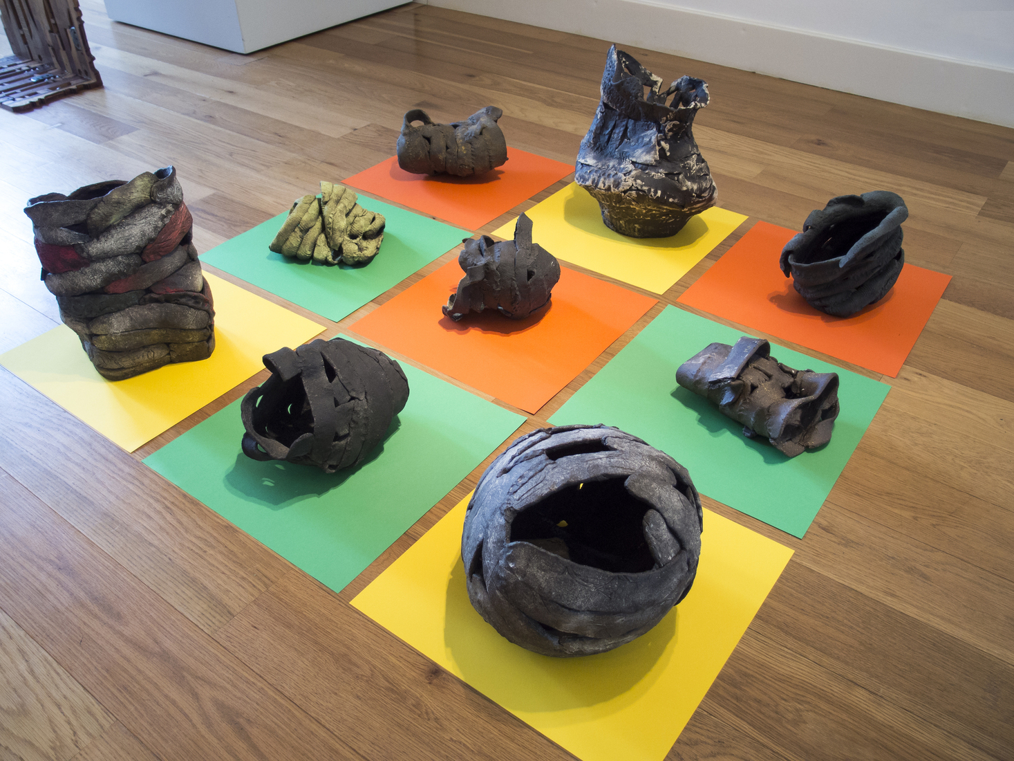 Klei objecten bij Galerie Helder in Den Haag