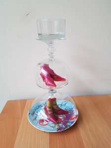 Van hergebruikt glas en kleine objecten maak ik kaarsenstandaards, geschikt voor waxinelichtjes of dikke kaarsen
