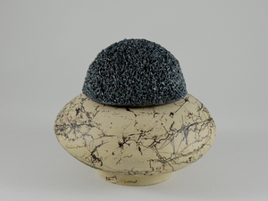 Raku techniek vindt zijn oorsprong in de eeuwenoude Zencultuur in Japan. De toepassing van Raku is echter veel ruimer geworden en niet meer gebonden aan enige ceremonie. RAKU werk is gestookt op een lage temperatuur, poreus, klinkt dof en is niet geschikt voor voedsel en water en kan je beter niet buiten plaatsen omdat kleuren kunnen vervagen.