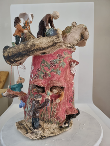 Beelden beschilderd met gebruik van engobe of onderglazuur.