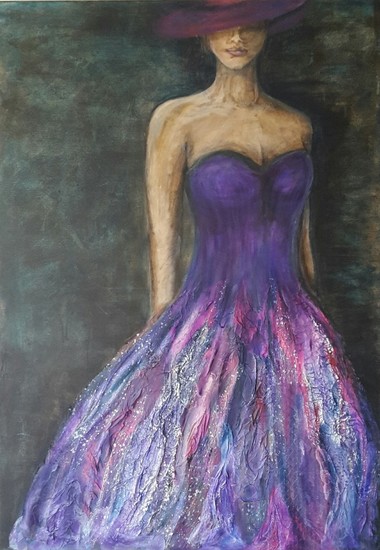 Vrouw in paarse jurk