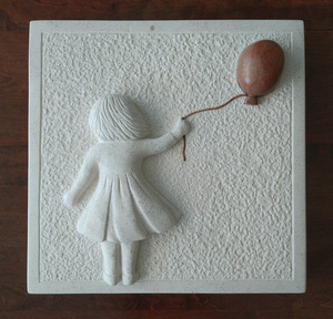 Kunstwerken van steen aan de wand