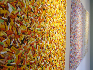 Composition Zeitung. Heeft net als bij een echte krant verschillende pagina’s. Opgebouwd uit vele verschillende lagen. Verschillende ondergronden. Elke pagina heeft zijn eigen items, eigen lading. Misschien vertegenwoordigt de buitenlaag de facade van het dagelijks leven. We weten het niet, het ontstond.