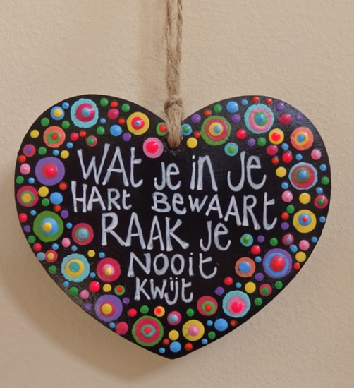 wooden heart with Dutch quote