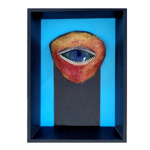 Hier komen verschillende materialen bij elkaar.
Papier, karton, stof, glas, vilt, ritsen enz.
Ales wat er in huis ligt gewerkt vanuit recycle idee