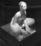 Dit zijn marmerbeelden met kleuren-interventies, soms in een marmer mozaiek, soms met andere materialen