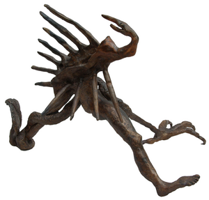 Dit zijn bronzen beelden met mensen(abstract) en dieren die in relatie staan tot elkaar.