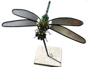 beelden zijn gemaakt van verschillende materialen glas, koper, steen, speksteen en hout.