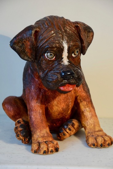 Beeld van keramiek portret boetseren.Hond Boxer puppy