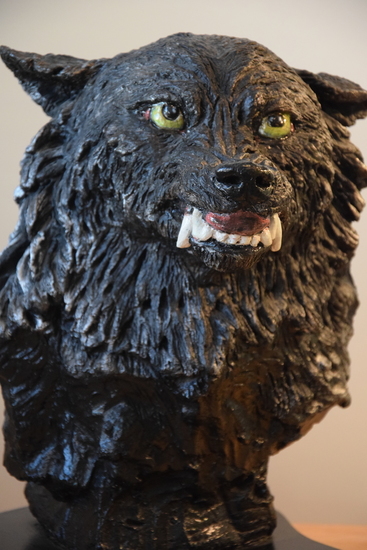 Borstbeeld van keramiek Zwarte Wolf