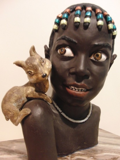Keramiek borstbeeld van een Jong meisje met eekhoorntje